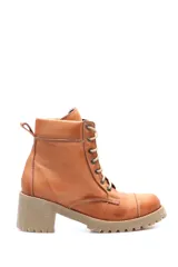 Borcego acordonado color marrón de cuero con suela beige y taco cuadrado.