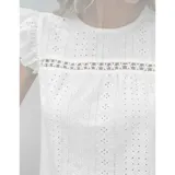 Blusa de tela broderie color negro, con cuello redondo, mangas cortas con volados y detalle de calado horizontal en la parte superior del pecho.