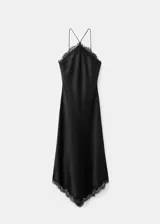 Vestido largo lencero de satén negro, con cuello halter, tirantes finos, detalles de encaje en el escote y en el bajo asimétrico.
