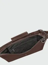Cartera hobo grande Longchamp de la línea Le Pliage Xtra, confeccionada en cuero color gris claro, con solapa frontal con cierre de botón a presión y correa ajustable para el hombro.