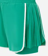 Bermuda deportiva tipo runner color verde, confeccionada en microfibra liviana. Presenta cintura elástica, short interno integrado para mayor seguridad y detalles de friso en color blanco en los bordes redondeados.