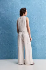 Pantalón cargo celeste de tiro alto y pierna amplia, con bolsillos laterales y bolsillos cargo con tapa.