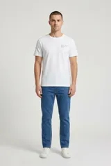 Remera blanca de manga corta con pequeño estampado tipográfico en el pecho.