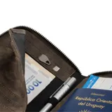 Billetera marrón de cuero con cierre de cremallera y logo Baleine grabado en la esquina inferior derecha.