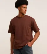 Remera masculina de manga corta, cuello redondo y calce boxy, confeccionada en algodón de fibra larga.