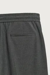 Pantalón regular fit color negro de tejido con viscosa, con cintura elástica ajustable con cordón, bolsillos frontales y traseros.