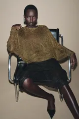 Jersey de punto con cuello redondo, manga larga ancha y puños ajustados. Tejido con hilo metalizado en tonos marrones y dorados.