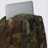 Mochila Vans Old Skool H2O con estampado de camuflaje en tonos marrón, verde y negro. Cuenta con un compartimento principal con cierre, un bolsillo frontal con cierre y el logo de Vans en la parte delantera.