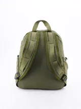 Mochila de tela color crema con bolsillo frontal con cordón ajustable, bolsillos laterales y correas de tela.