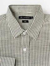 Camisa de manga larga con diseño de rayas verticales en tonos beige y blanco, cuello camisero y cierre frontal con botones.