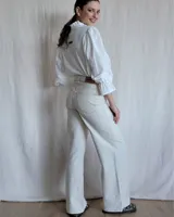 Pantalón de jean estilo wide leg con costuras verticales frontales, tiro alto y bolsillos laterales.