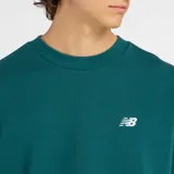 Buzo de cuello redondo New Balance, color verde oscuro, con logo de la marca bordado en pequeño en el pecho y puños y ruedo acanalados.