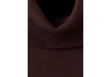 Jersey Luccac de punto fino color marrón, con cuello alto y mangas largas.