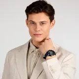 Reloj cronógrafo Maserati Successo con caja de acero inoxidable azul de 42mm y correa de silicona texturizada en el mismo tono. Esfera azul con índices luminiscentes, subesferas funcionales, ventana de fecha y logo de la marca en la parte superior.