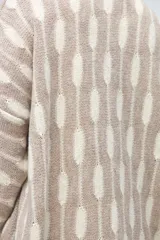 Saco abierto de tejido de punto en color marrón con diseño de rayas verticales abstractas en tono beige. Presenta mangas tres cuartos y un corte holgado.