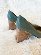 Zapato de tacón color verde agua, con punta fina y taco cuadrado forrado en cuero tipo madera.