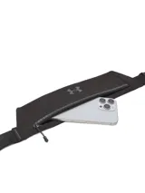 Riñonera deportiva Under Armour modelo Velociti Run Belt, diseñada para correr. Cuenta con tecnología UA Speedpocket resistente al agua, bolsillo con cierre y correa ajustable con hebilla.