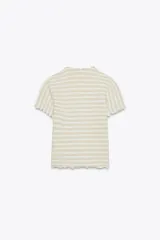 Top chaqueta de punto a rayas horizontales rojas y blancas, con escote pico, manga corta y volantes. Cierre frontal con botones.