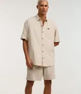 Bermuda verde militar para hombre, confeccionada en tela liviana de viscosa y cáñamo, con cintura elástica, cordón para ajuste y bolsillos laterales.