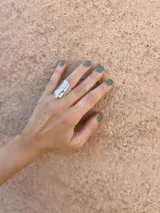 Anillo ancho de plata 925 con textura irregular y diseño abierto.