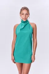 Vestido corto color verde esmeralda, con cuello alto y corte holgado.