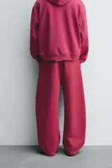 Pantalón jogger relaxed fit color bordó, confeccionado en tejido con algodón e interior forrado en tejido polar. Cuenta con cintura elástica, bolsillos frontales, bolsillos traseros de vivo y detalle de costura frontal en las perneras.