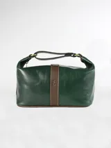 Necessaire de cuero verde con detalles en cuero marrón, cuenta con una manija superior y cierre superior.