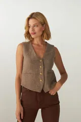 Chaleco marrón de lana con escote en V y cierre con botones.