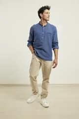 Camisa de lino color salmón con cuello mao, manga larga y bolsillo de parche en el pecho.