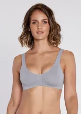 Soutien tipo top de microfibra sin costuras, con diseño de bretel ancho, sin aros y sin copas.