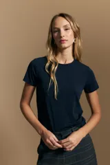 Remera básica de manga corta con cuello redondo y silueta ajustada, confeccionada en una mezcla de lyocell y elastano que proporciona una textura suave, liviana y elástica.