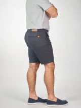 Bermuda gris oscuro de corte recto, con bolsillos laterales y traseros.