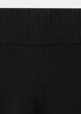 Pantalón capri negro de punto elástico, con ajuste ceñido al cuerpo y largo por debajo de las rodillas.