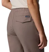 Pantalón tipo jogger de corte cónico, con cintura elástica ajustable, bolsillos laterales y puños elásticos en los tobillos.