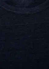 Camiseta de manga corta con cuello redondo, confeccionada en tejido 100% lino con diseño entallado.