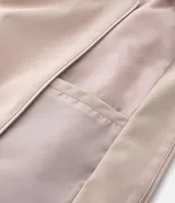 Campera negra de poliéster con cuello mediano, cierre por cremallera, manga larga con ajustes y bolsillos. Cuenta con tecnología repelente al agua.