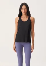 Musculosa deportiva negra con protección UV y espalda estilo nadador.