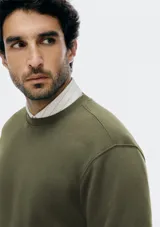 Buzo de cuello redondo, manga larga con puños acanalados y cintura elástica, confeccionado en algodón con interior de felpa.