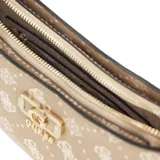 Cartera tipo baguette de la marca Guess, con diseño estructurado y cierre superior. Presenta un estampado monograma en tonos beige y marrón, con herrajes metálicos dorados y un logo frontal distintivo. Incluye una correa ajustable para llevar al hombro.