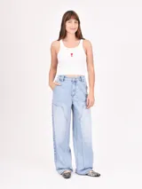 Musculosa de tejido acanalado color beige, con escote redondo y estampado frontal con la frase 'LESS IS MORE' en color negro.