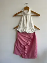 Minifalda rosada con volados en diagonal.