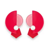 Par de aros colgantes con diseño geométrico en colores rosa, rojo y blanco.