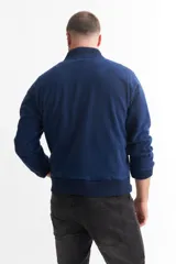 Campera azul marino de polar con cierre frontal, cuello alto y puños y cintura acanalados.