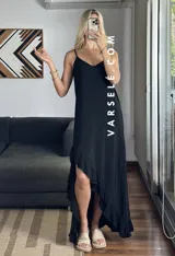 Vestido largo color marrón con breteles finos y volados asimétricos en el ruedo.