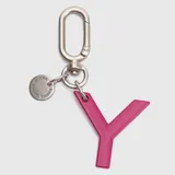 Llavero tipo charm con mosquetón metálico plateado, placa circular grabada con la marca Bubba y un aro circular de color fucsia.