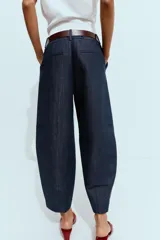 Jeans Z1975 de tiro alto y pernera ancha, estilo wide leg, en denim azul oscuro con costuras en contraste. Cuenta con cintura elástica en la parte trasera, bolsillos delanteros y cierre frontal con cremallera y botón.
