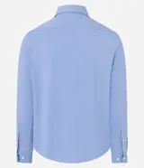 Camisa de manga larga color celeste, de corte slim, con cuello inglés y cierre frontal de botones.