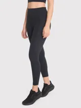 Calza deportiva de tiro alto en color negro, con diseño ajustado y bolsillos laterales integrados. Cuenta con banda interna de silicona para un mejor ajuste y soporte durante el entrenamiento.