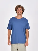 Remera azul oscuro de manga corta con cuello en V.