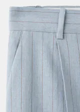 Pantalón de vestir tiro medio con diseño de raya diplomática, trabillas para cinto, dos bolsillos laterales y dos bolsillos de ribete en la parte posterior, con cierre oculto de ganchos y cremallera.